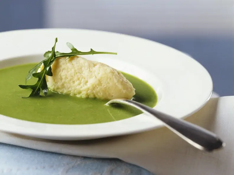 Cremige Rucolasuppe mit Grießnockerl