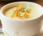 Cremige Gemüsesuppe mit knusprigen Julienne