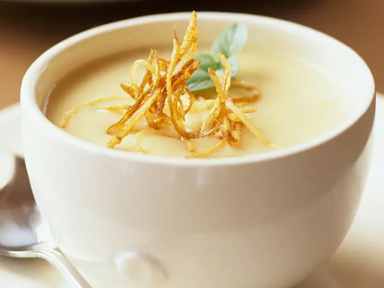 Cremige Gemüsesuppe mit knusprigen Julienne