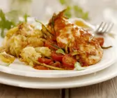 Hähnchenfilet mit Tomatensoße und überbackenem Blumenkohl