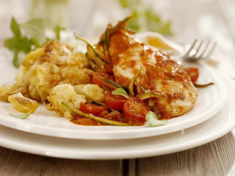 Hähnchenfilet mit Tomatensoße und überbackenem Blumenkohl