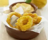 Frittierte Tintenfischringe mit Aioli