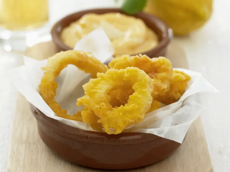 Frittierte Tintenfischringe mit Aioli