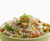 Vollkornreis-Salat mit Gemüse