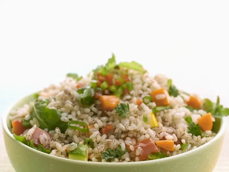 Vollkornreis-Salat mit Gemüse