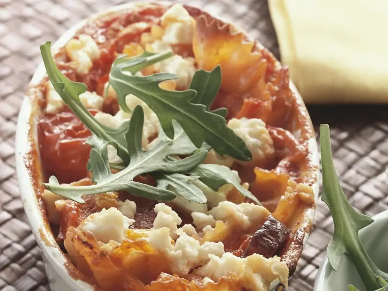 Nudelgratin mit Gemüse, Wurst und Schafskäse