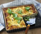 Quiche mit Tomate und Basilikum
