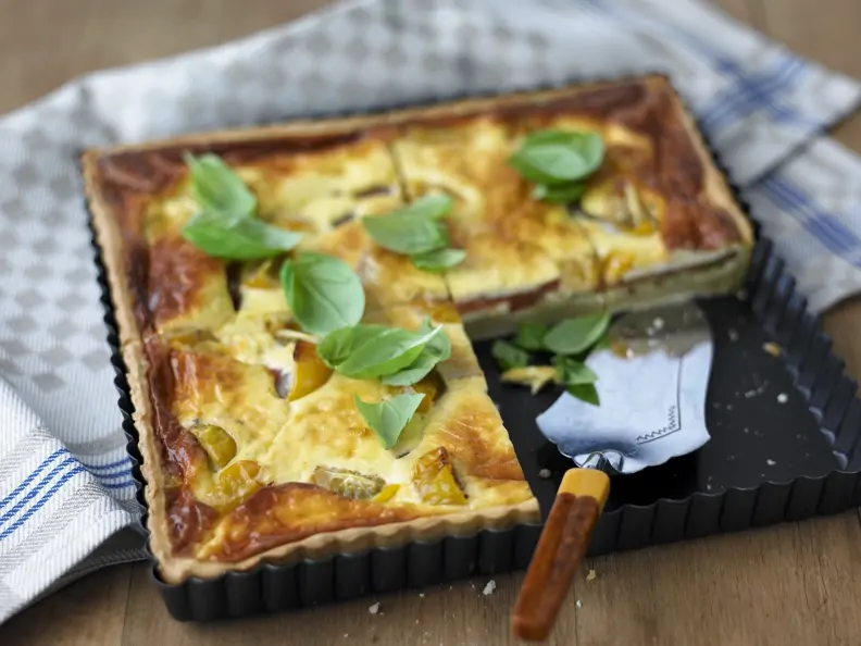 Quiche mit Tomate und Basilikum
