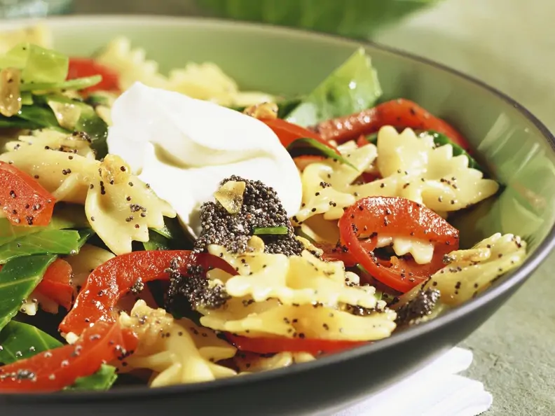 Pasta mit Mohn und Gemüse