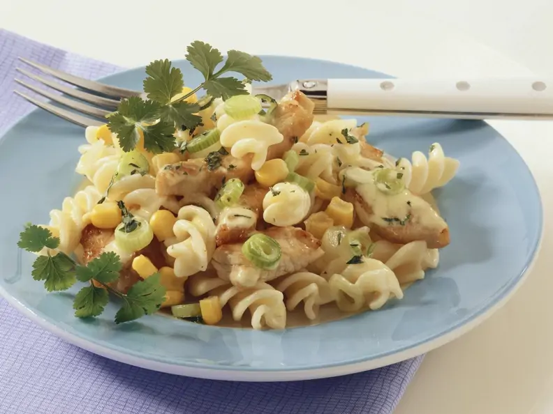 Nudelsalat mit Putenfleisch