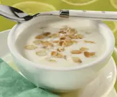 Cremige Blumenkohlsuppe mit Mandeln