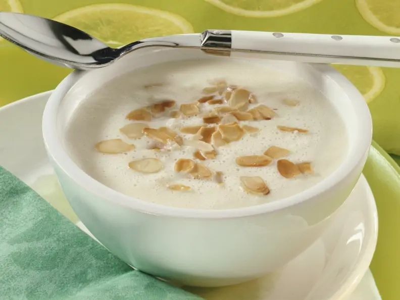 Cremige Blumenkohlsuppe mit Mandeln