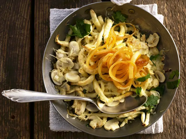 Spätzle mit Champignons und Zwiebeln