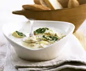 Cremige Champignonsuppe mit Spinat-Pfannkuchen-Röllchen