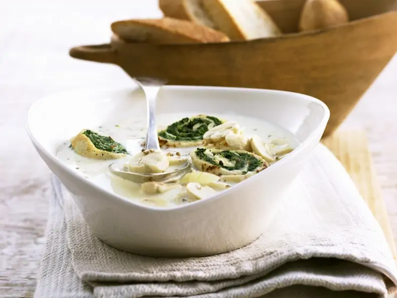Cremige Champignonsuppe mit Spinat-Pfannkuchen-Röllchen