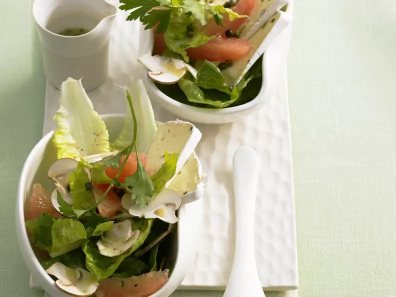 Salat mit Grapefruit und Weichkäse