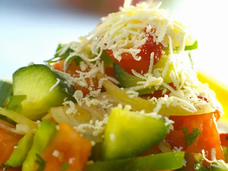 Gemüsesalat mit Feta auf bulgarische Art
