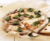 Pizza mit Sardellen und Basilikum