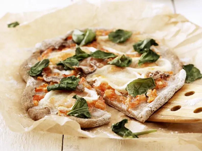 Pizza mit Sardellen und Basilikum