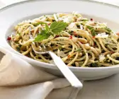 Pasta mit Brennnesseln und Pinienkernen