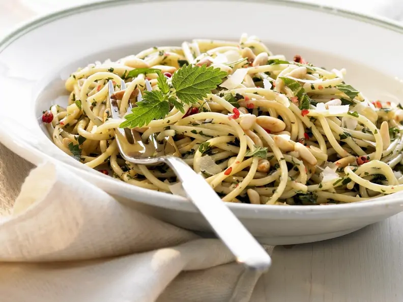 Pasta mit Brennnesseln und Pinienkernen