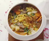 Rustikale Suppe mit Fleisch, Nudeln, Kartoffeln und Gemüse
