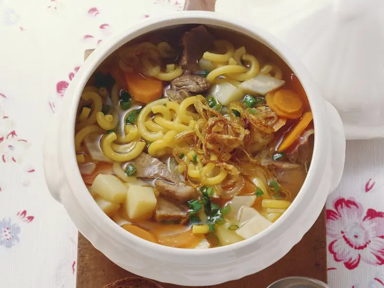 Rustikale Suppe mit Fleisch, Nudeln, Kartoffeln und Gemüse