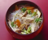 Glasnudelnsuppe Hähnchen, Pilzen und Gemüse