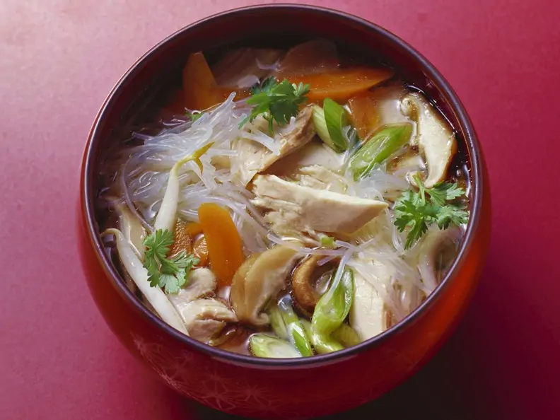 Glasnudelnsuppe Hähnchen, Pilzen und Gemüse