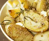 Gebackene Kartoffeln mit Sesam, Zitrone und Rosmarin