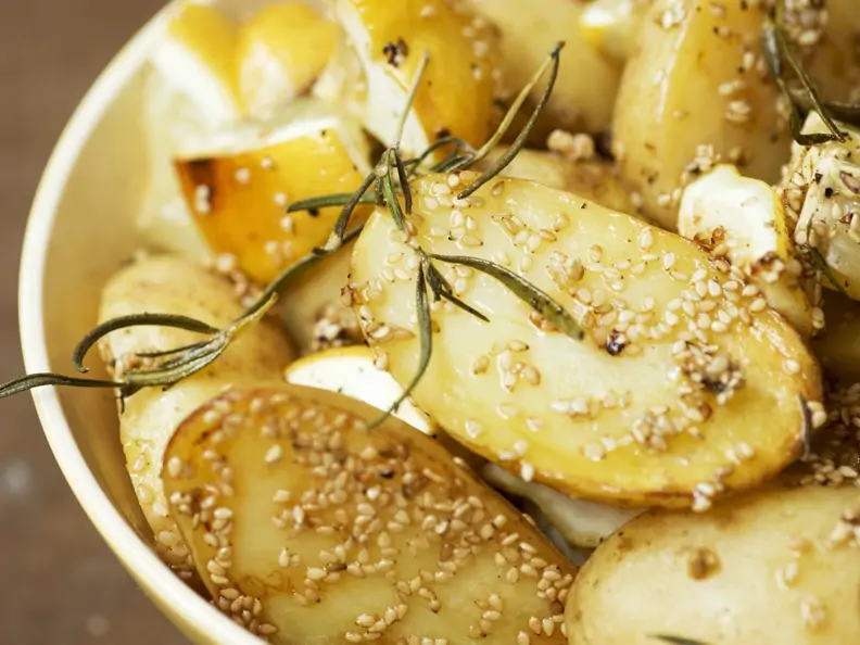 Gebackene Kartoffeln mit Sesam, Zitrone und Rosmarin