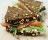 Vollkornsandwich mit Lachs