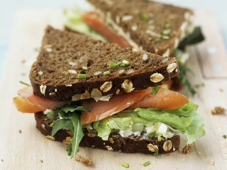 Vollkornsandwich mit Lachs