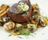 Steak vom Rind mit Möhren und Pilzen