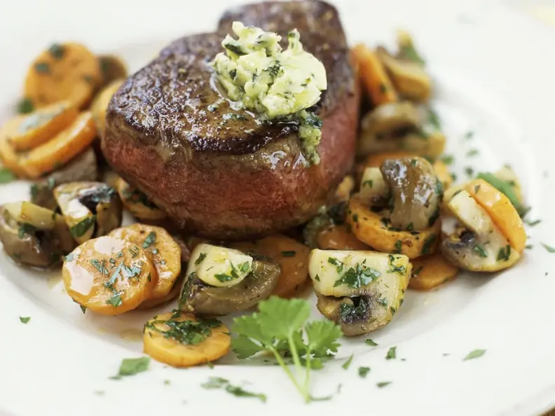 Steak vom Rind mit Möhren und Pilzen