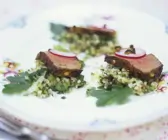 Rindfleisch auf gehacktem Gemüse