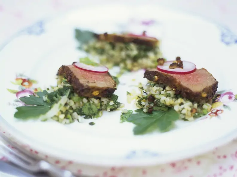 Rindfleisch auf gehacktem Gemüse