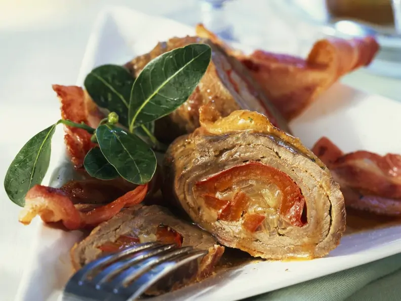 Rinderroulade mit Zwiebel-Paprika-Füllung und Bacon