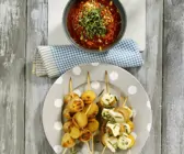 Kartoffel-Brie-Spieße mit Tomatendip