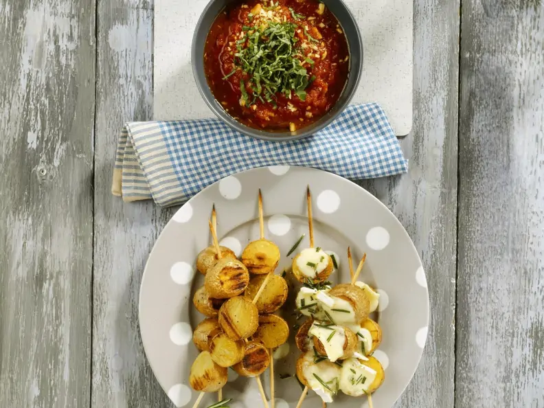 Kartoffel-Brie-Spieße mit Tomatendip