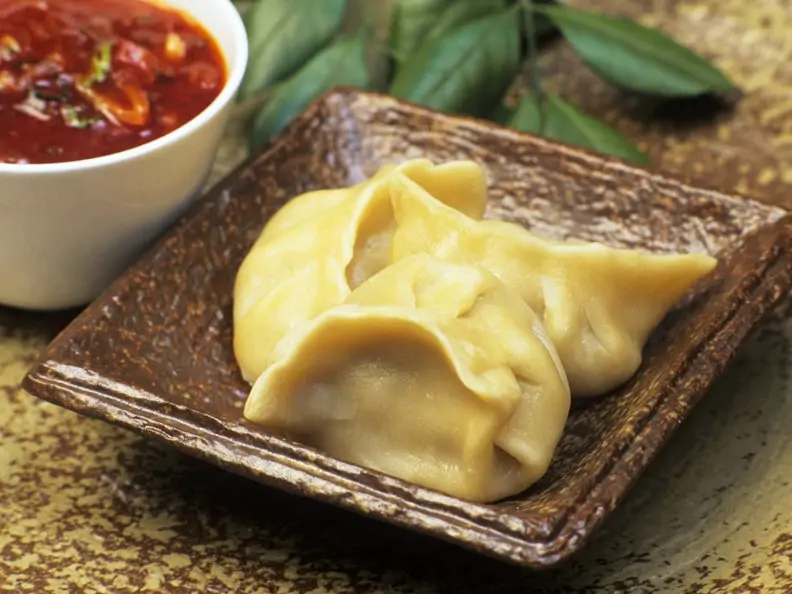 Gedämpfte Teigtaschen mit Fleisch gefüllt