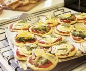 Kleine Pizzen mit Ziegenkäse und Spargel