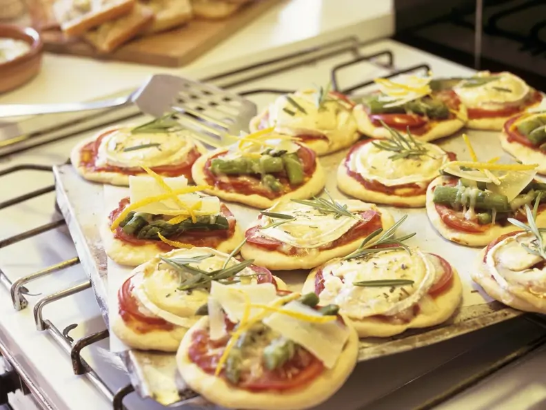Kleine Pizzen mit Ziegenkäse und Spargel