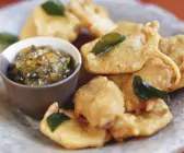 Kartoffeln in Teig frittiert (Bhajitas) mit Chutney