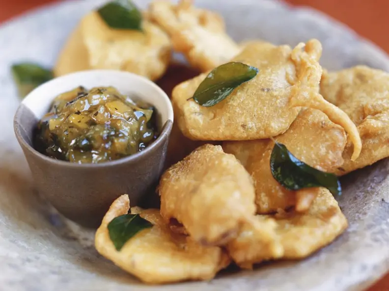 Kartoffeln in Teig frittiert (Bhajitas) mit Chutney
