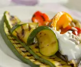 Grillgemüse mit Joghurtdip und Sonnenblumenkernen