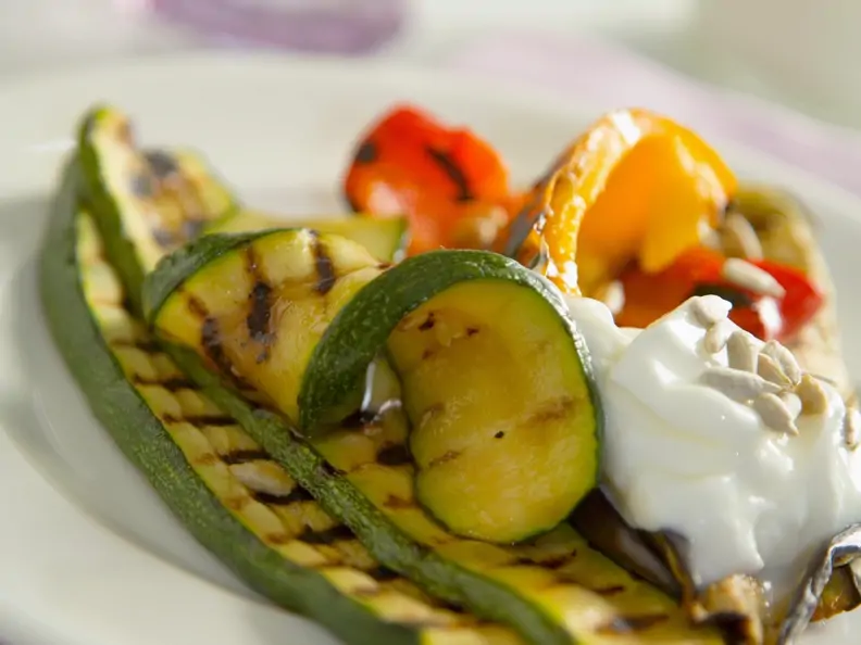 Grillgemüse mit Joghurtdip und Sonnenblumenkernen
