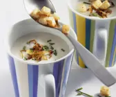 Käsesuppe mit Meerrettich und Brotwürfeln