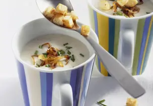 Käsesuppe mit Meerrettich und Brotwürfeln