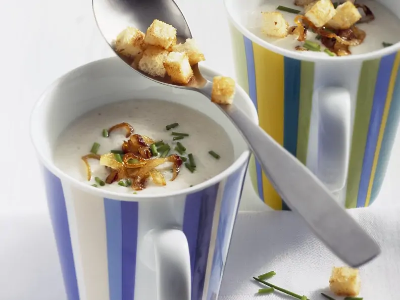 Käsesuppe mit Meerrettich und Brotwürfeln